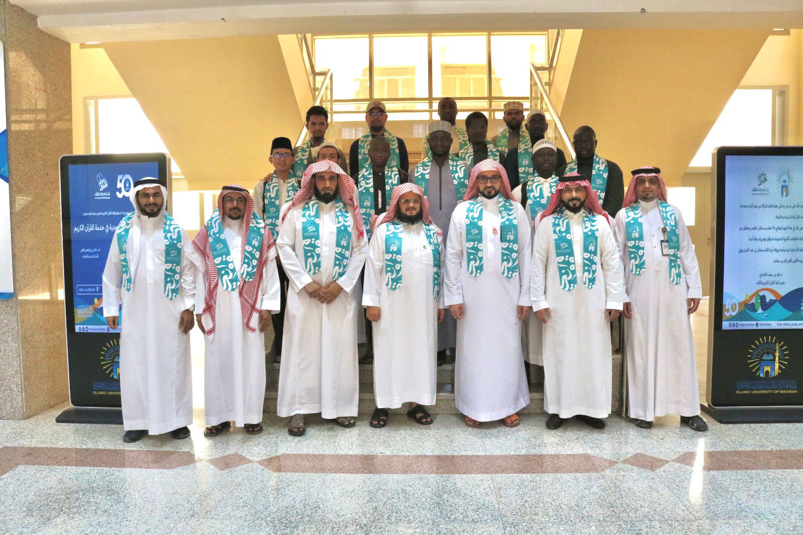 ضمن أنشطة كلية القرآن الكريم في الاحتفال باليوم الوطني السعودي 94 ؛ استقبلت الكلية منسوبيها بالهدايا.